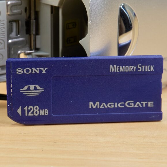 Sony Cyber-Shot DSC-P43 4.1MP Digital Camera / Compact Point and Shoot / Tested - Picture 7 of 7